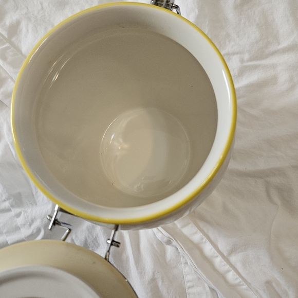 Vintage Inspirado Floral Ceramic Canister - Picture 6 of 8